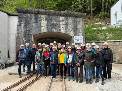 Gruppenbild_vor_Salzbergwerk.jpeg