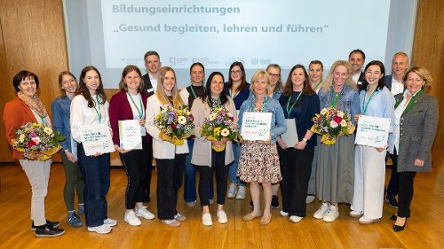 Guetesiegelverleihung_Gruppenbild_Schule_Symp_Salzb_04-26.jpg