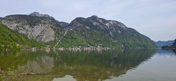 Sicht_auf_Hallstadt_mit_Salzbergwerk.jpg