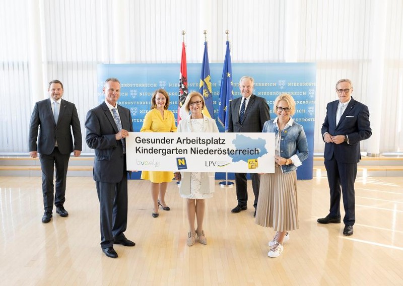 vlnr: LPV Obmann Hans Zöhling, BVAEB Generaldirektor Gerhard Vogel, Bildungslandesrätin Christiane Teschl-Hofmeister, Landeshauptfrau Johanna Mikl-Leitner, Landesrat und Präsident der „Tut gut!“ Gesundheitsvorsorge GmbH  Martin Eichtinger, Geschäftsführer