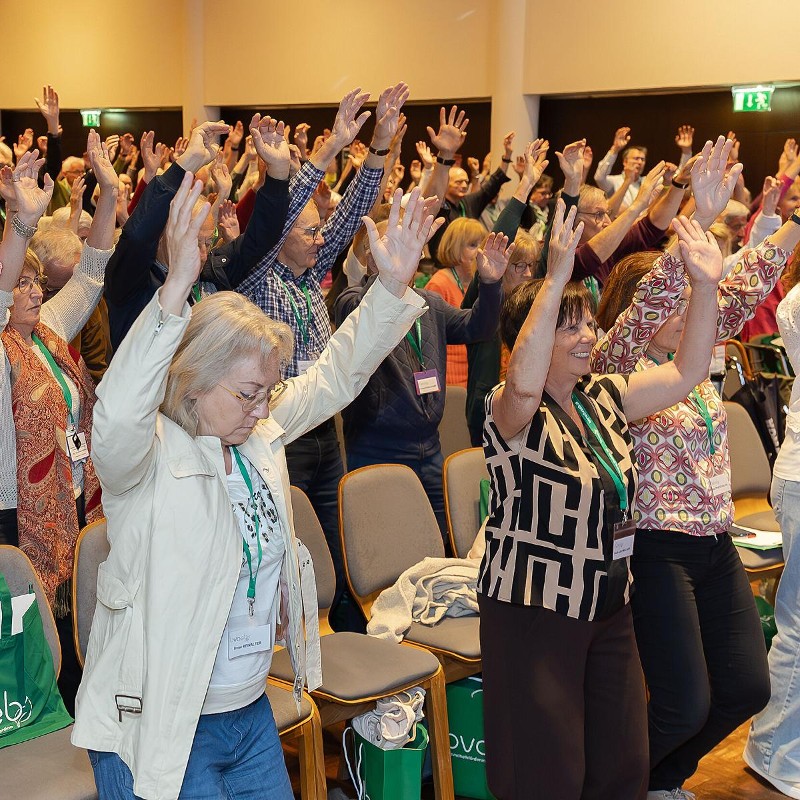 Saalpublikum_in_Bewegung_in_Tirol_Vorschaubild_Josef_Schimme.jpg