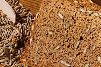 Vollkornbrot, verschiedene Getreidekörner